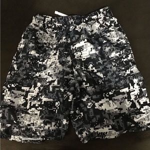 Nike Big Boys. Size XG (Boys) Digi Camp Print 7” Volley Swim Trunks